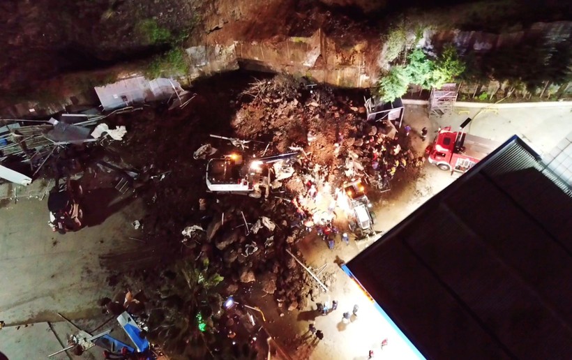 Samsun'da heyelan; 4 kişilik ailenin bulunduğu araç kaya parçalarının altında kaldı - Resim : 3