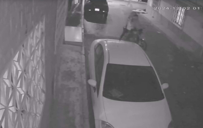 Kuyumcunun para dolu çantasını alamayınca cüzdanını gasbettiler; o anlar kamerada - Resim : 1