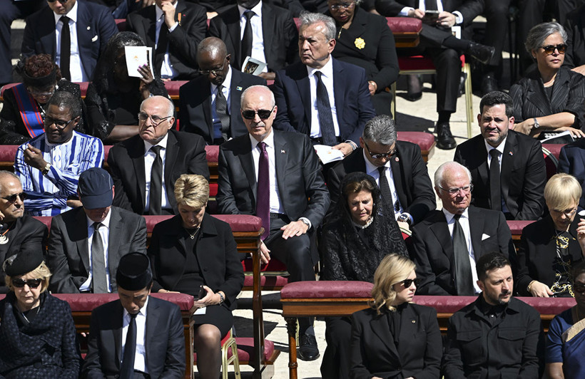 Papa Franciscus'un Vatikan'daki cenaze törenine 250 bin kişi katıldı - Resim : 4