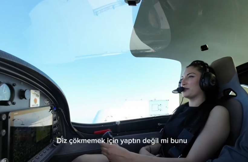 Gökyüzünde telsizle evlilik teklifi; 'Diz çökmemek için yaptın bunu değil mi?' - Resim : 1