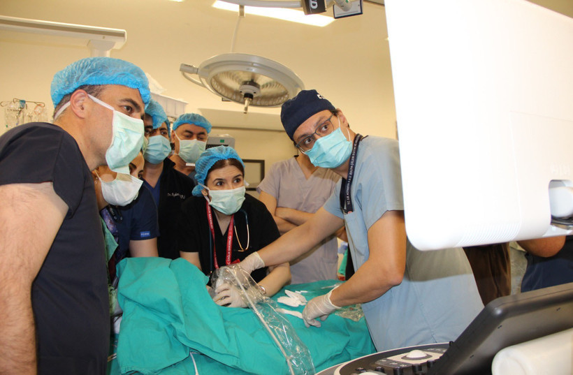 34 haftalık doğan Eymen bebeğin boynundan 445 gram tümör çıkarıldı - Resim : 1