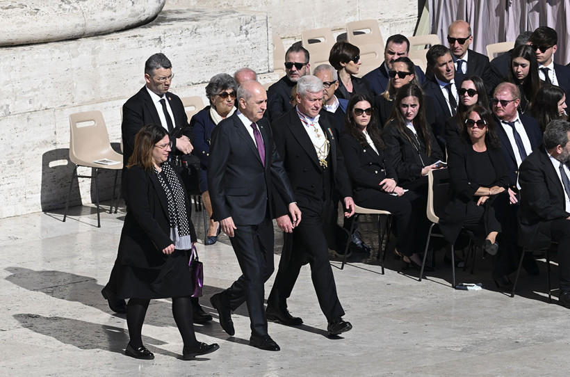 Papa Franciscus'un Vatikan'daki cenaze törenine 250 bin kişi katıldı - Resim : 5