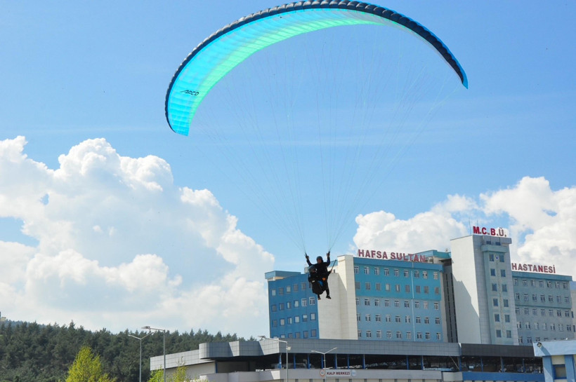 Yamaç paraşütüyle uçarken saç tıraşı yaptı - Resim : 1