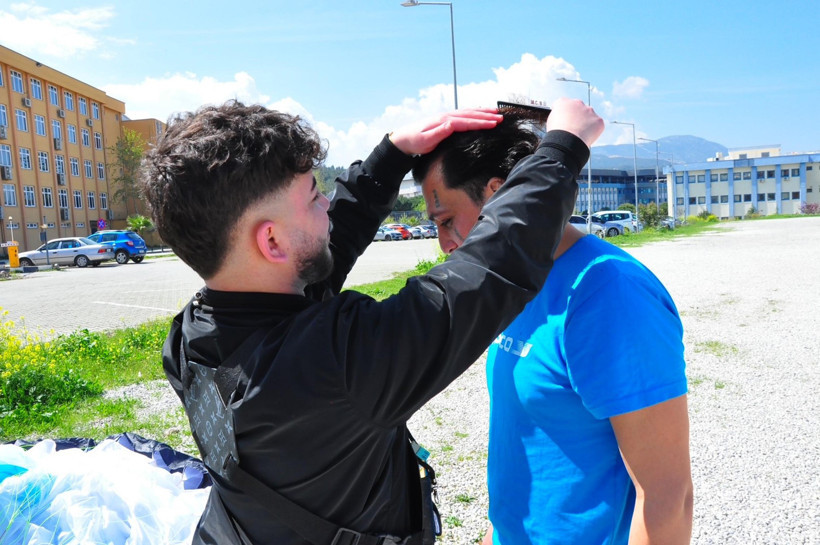 Yamaç paraşütüyle uçarken saç tıraşı yaptı - Resim : 2