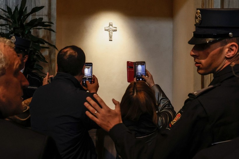 Papa Franciscus'un kabri ziyaretçi akınına uğradı - Resim: 27