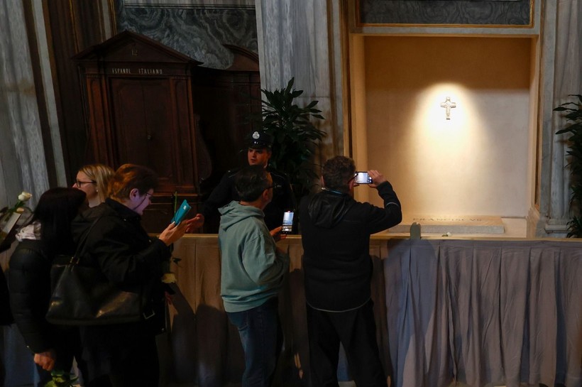Papa Franciscus'un kabri ziyaretçi akınına uğradı - Resim: 20