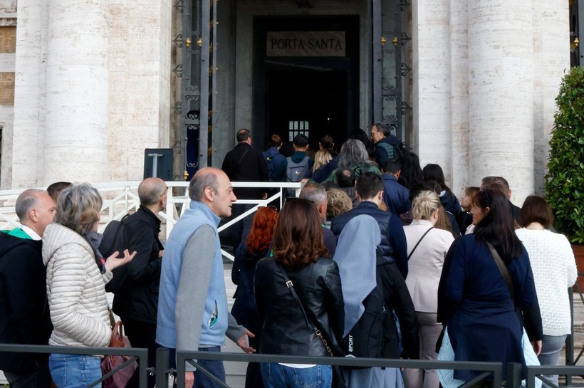 Papa Franciscus'un kabri ziyaretçi akınına uğradı - Resim: 2