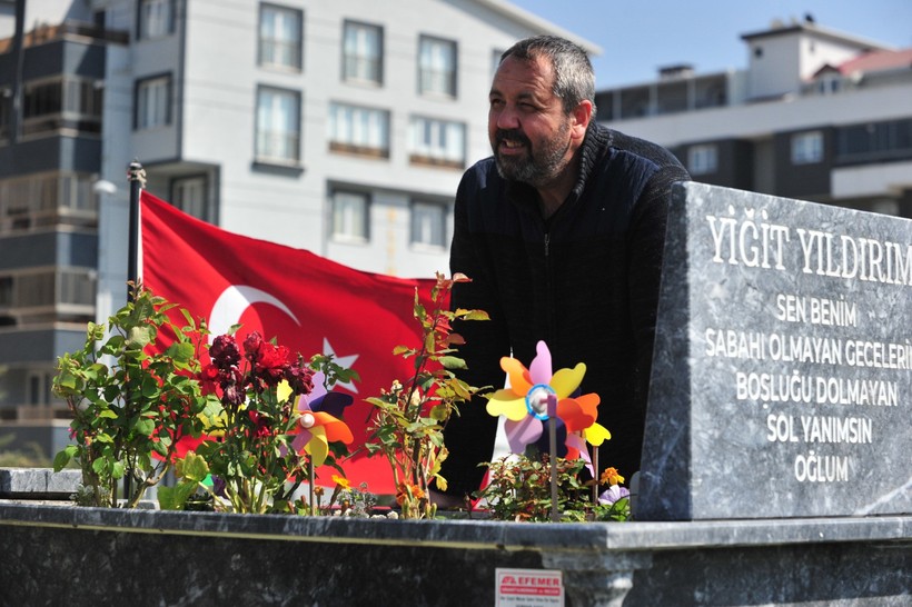 Ölen oğlunun mezarını 19 aydır her gün aynı saatte ziyaret edip, günlük rutinlerini anlatıyor - Resim : 1