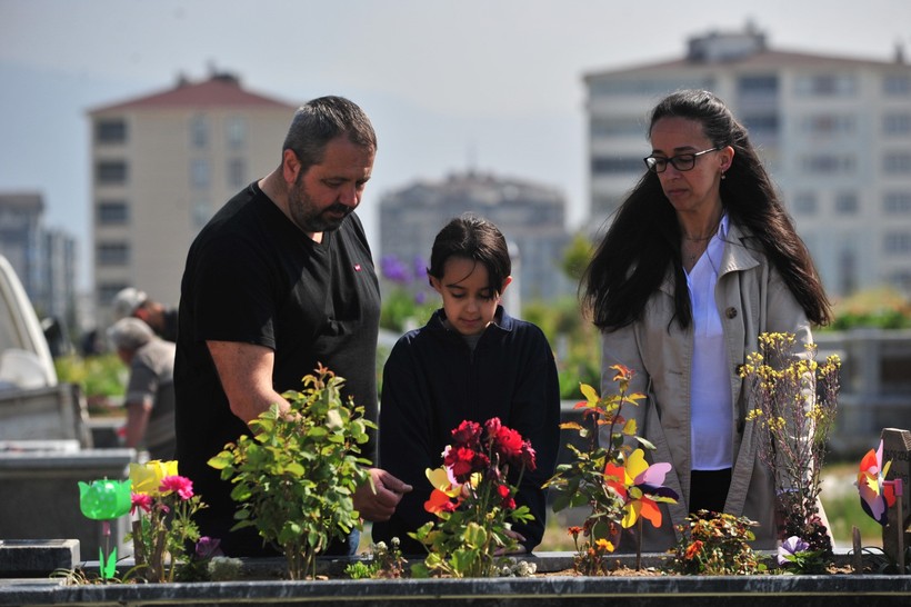 Ölen oğlunun mezarını 19 aydır her gün aynı saatte ziyaret edip, günlük rutinlerini anlatıyor - Resim : 3