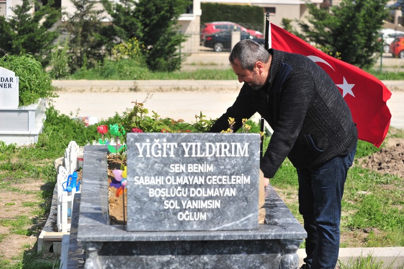 Ölen oğlunun mezarını 19 aydır her gün aynı saatte ziyaret edip, günlük rutinlerini anlatıyor - Resim : 2