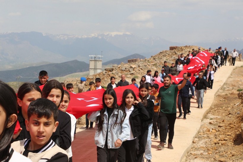 105 çocuk, Cudi Dağı’nda 105 metrelik Türk bayrağıyla yürüdü - Resim: 5