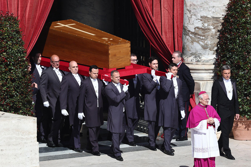Papa Franciscus'un Vatikan'daki cenaze törenine 250 bin kişi katıldı - Resim : 1