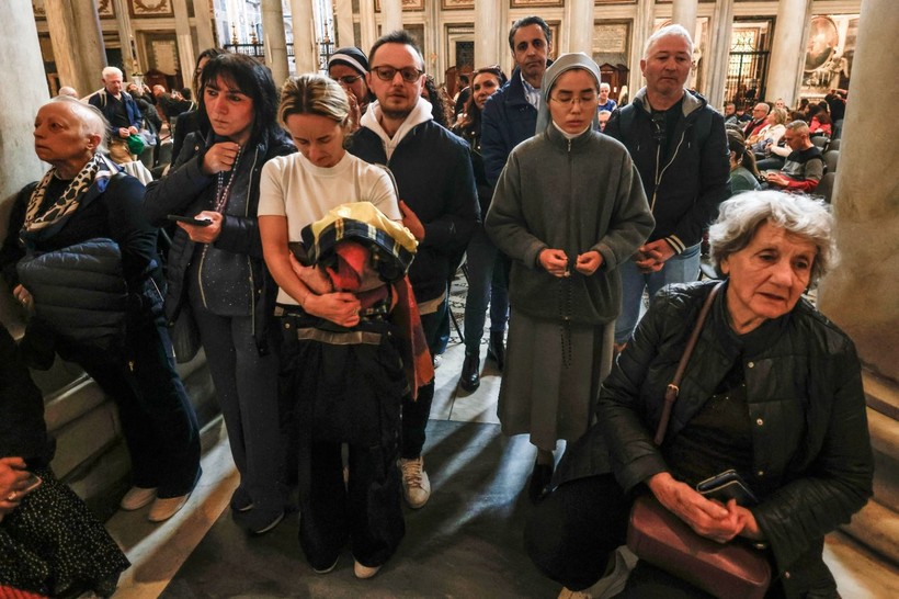Papa Franciscus'un kabri ziyaretçi akınına uğradı - Resim: 7