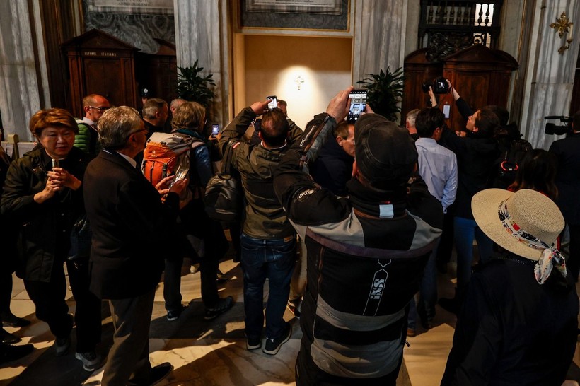 Papa Franciscus'un kabri ziyaretçi akınına uğradı - Resim: 17