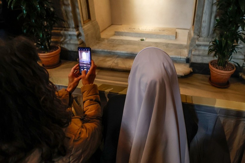 Papa Franciscus'un kabri ziyaretçi akınına uğradı - Resim: 18