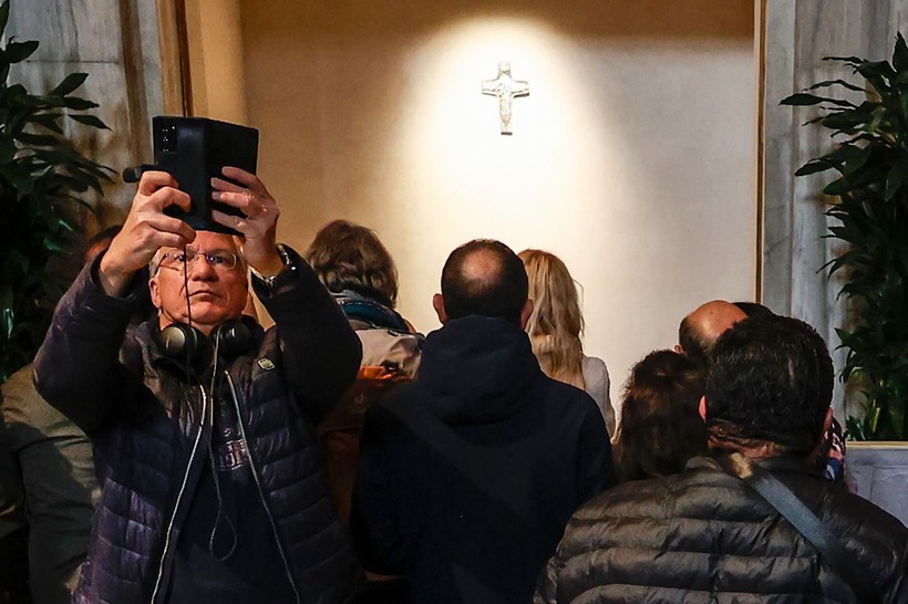 Papa Franciscus'un kabri ziyaretçi akınına uğradı - Resim: 16