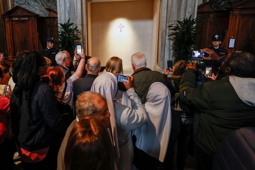 Papa Franciscus'un kabri ziyaretçi akınına uğradı - Resim: 1
