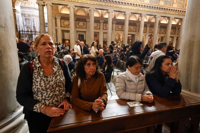 Papa Franciscus'un kabri ziyaretçi akınına uğradı - Resim: 8