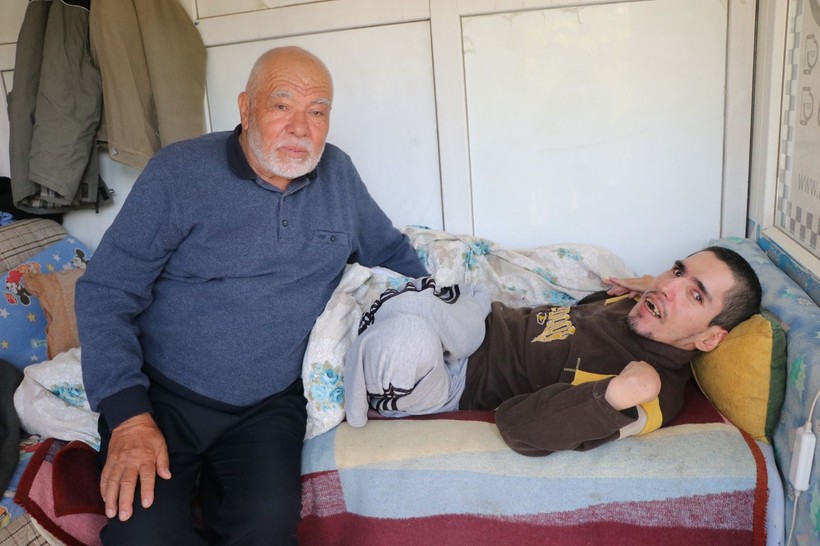 Kıbrıs gazisi 35 yıldır yatalak oğlu için, terk edilmiş mahalleyi bekliyor: Oğluma köy hayatı iyi geliyor - Resim: 4