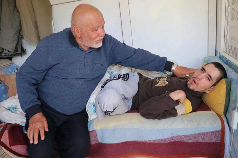 Kıbrıs gazisi 35 yıldır yatalak oğlu için, terk edilmiş mahalleyi bekliyor: Oğluma köy hayatı iyi geliyor - Resim: 5