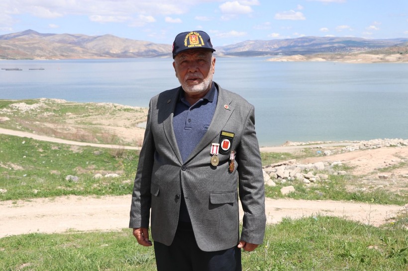 Kıbrıs gazisi 35 yıldır yatalak oğlu için, terk edilmiş mahalleyi bekliyor: Oğluma köy hayatı iyi geliyor - Resim: 7