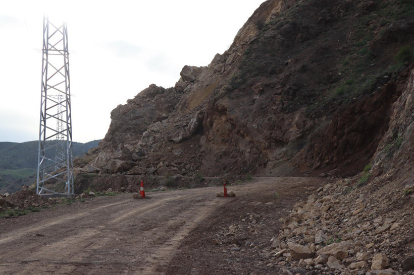 Oltu’da heyelan; dağdan kopan kaya parçaları mahallenin yolunu kapattı - Resim : 1