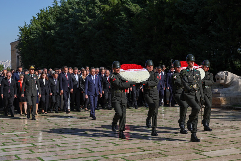 Özgür Özel: O kılıçtan vatan, millet düşmanları ürkecek - Resim : 1