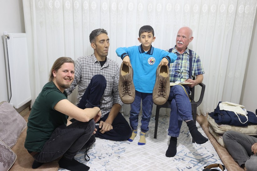 'Dünyanın en uzun adamı' Sultan Kösen, 60 numara yeni ayakkabılarıyla dünyayı gezecek - Resim : 3
