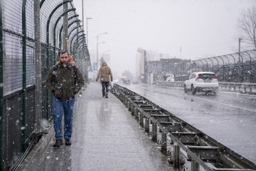 İstanbul'da bastıran kar yağışı hayatı olumsuz etkiledi, trafik olumsuz etkilendi - Resim : 1