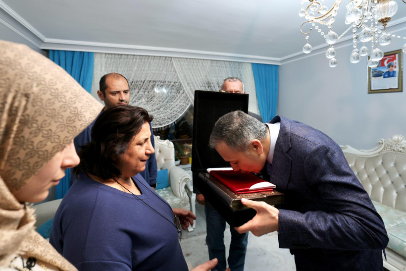 Bakan Yerlikaya, Şehit Pilot Emniyet Amiri Cemil Gülen'in ailesiyle iftarda bir araya geldi - Resim : 1