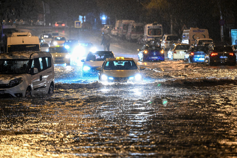 Ankara'da gök gürültülü sağanak ve dolu etkili oldu - Resim : 4