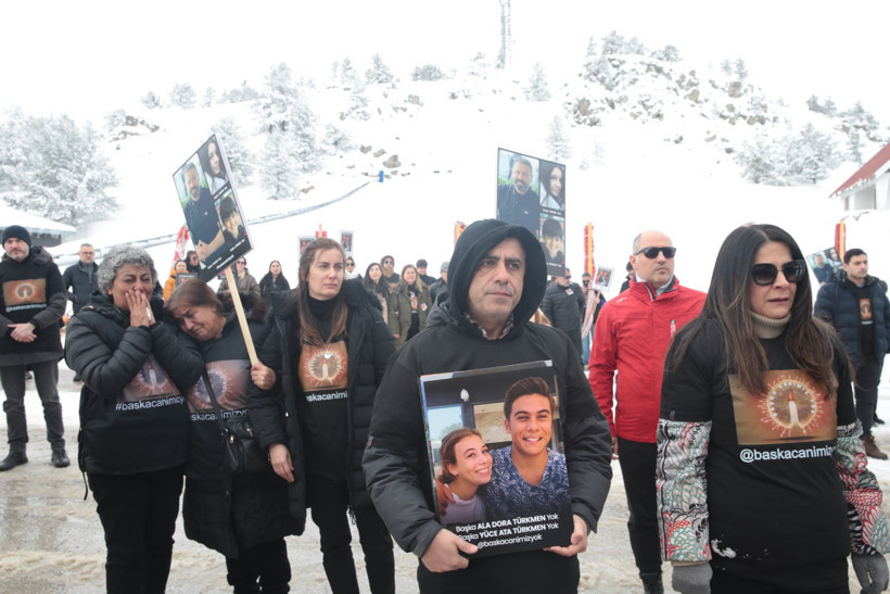 Kartalkaya'daki yangında yaşamını yitiren 78 kişi otelin önünde anıldı - Resim : 2