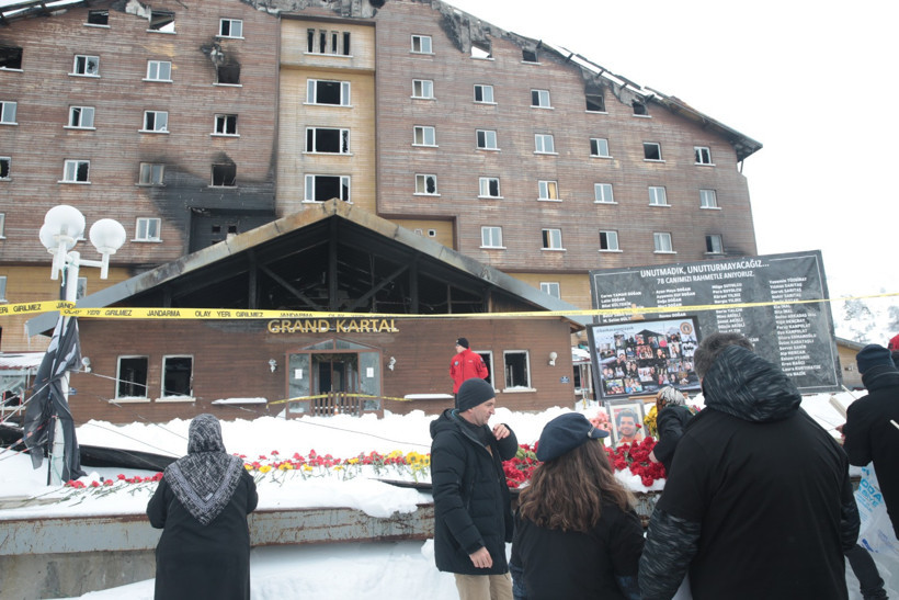 Kartalkaya'daki yangında yaşamını yitiren 78 kişi otelin önünde anıldı - Resim : 1