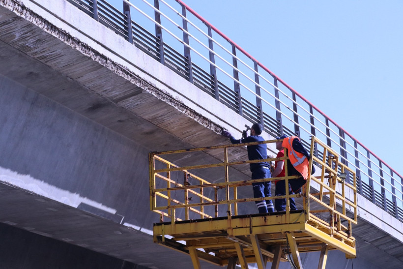 İzmir'de metro hattındaki üst geçitten dökülen beton parçaları tehlike oluşturuyor - Resim : 1