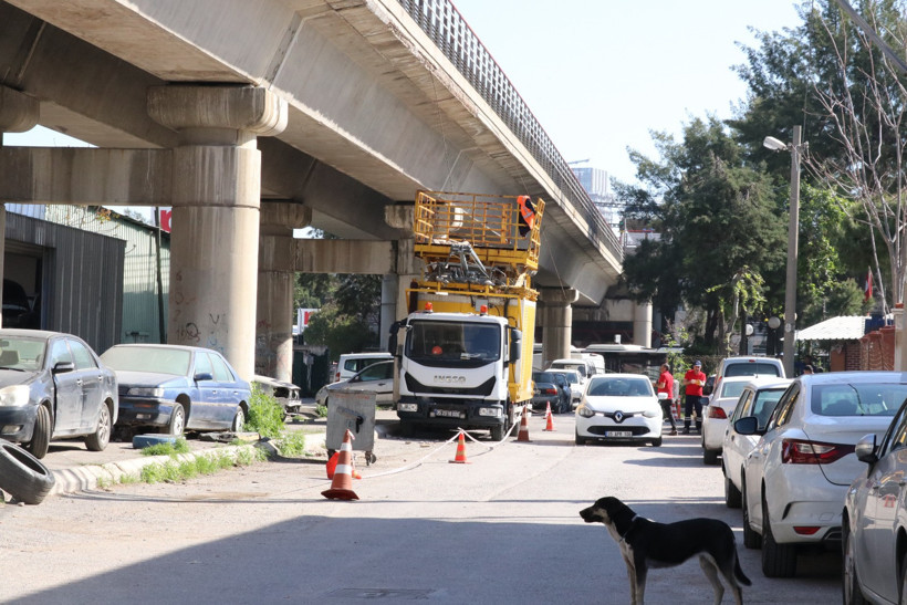 İzmir'de metro hattındaki üst geçitten dökülen beton parçaları tehlike oluşturuyor - Resim : 2