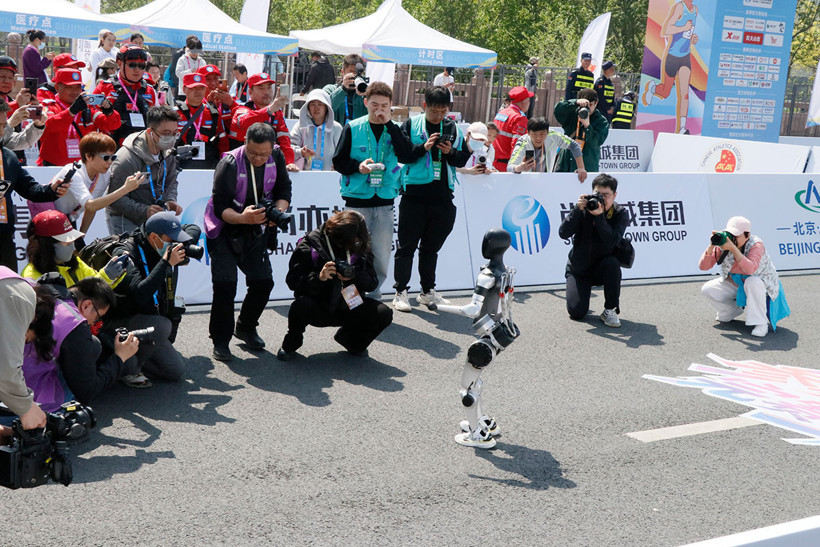 Dünyada bir ilk... Çin'de insansı robotlar yarı maratonda insanlarla birlikte yarıştı - Resim : 2
