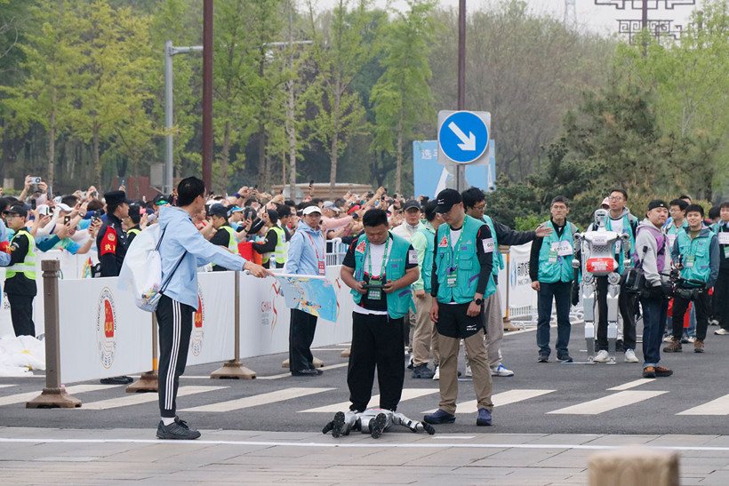 Dünyada bir ilk... Çin'de insansı robotlar yarı maratonda insanlarla birlikte yarıştı - Resim : 4
