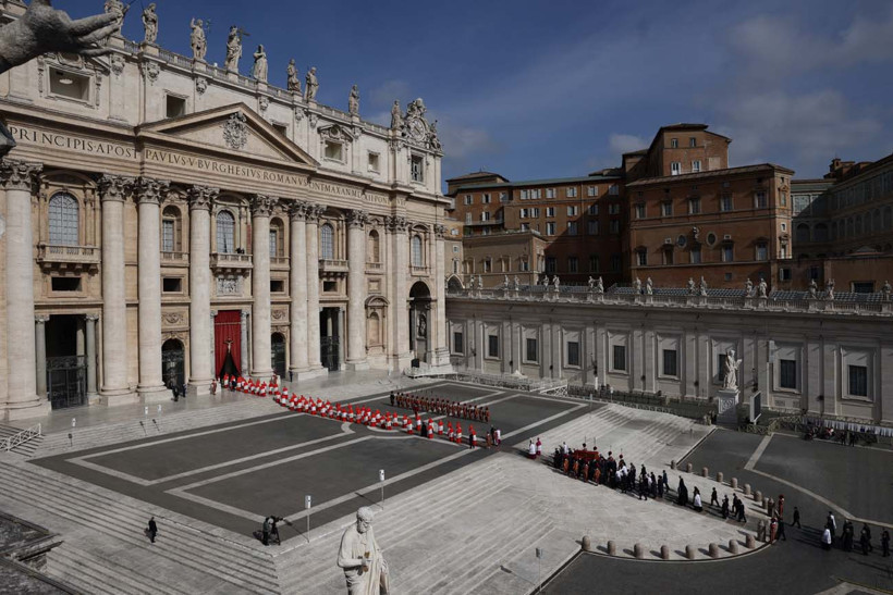 Papa Franciscus'un naaşı Aziz Petrus Bazilikası'nda... On binler, naaşı görmek için Vatikan'a akın etti - Resim : 1