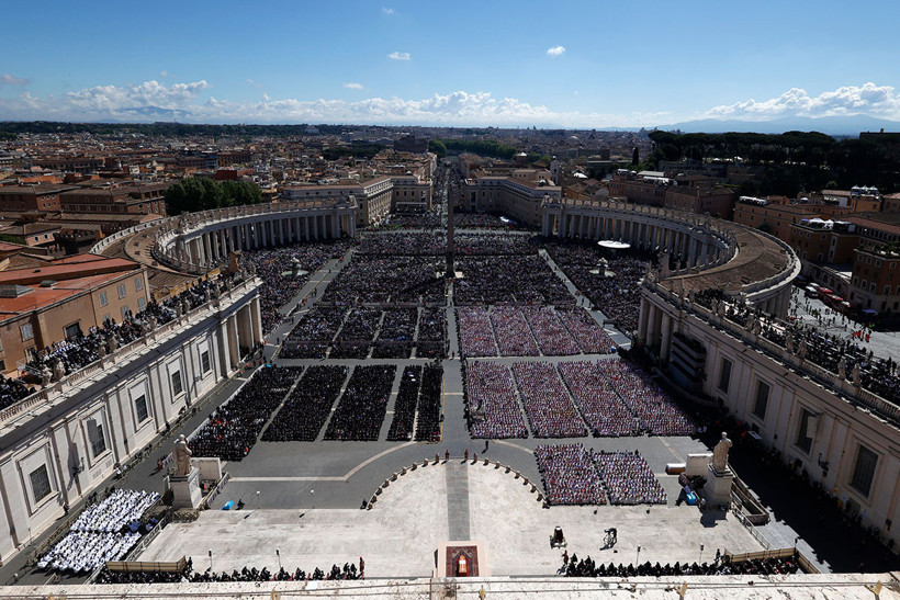Papa Franciscus'un Vatikan'daki cenaze törenine 250 bin kişi katıldı - Resim : 6