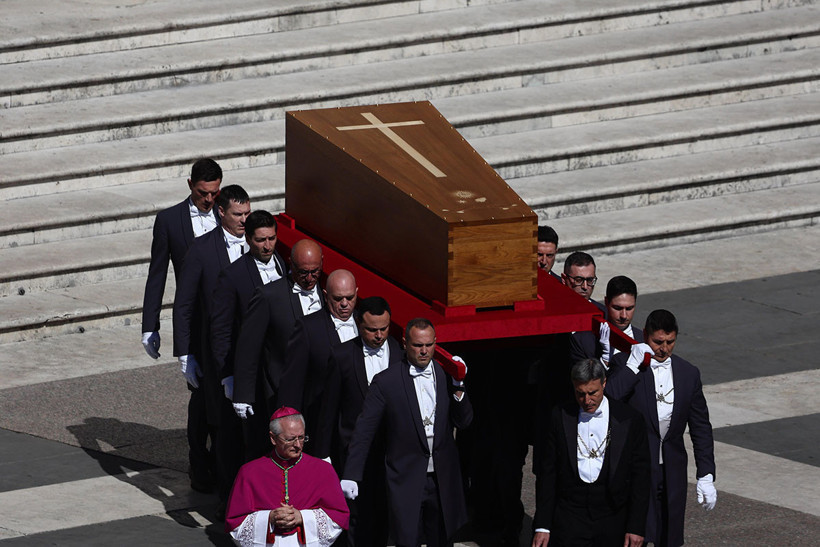 Papa Franciscus'un Vatikan'daki cenaze törenine 250 bin kişi katıldı - Resim : 8