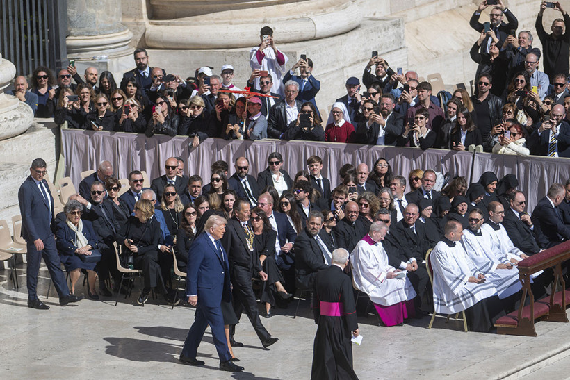 Papa Franciscus'un Vatikan'daki cenaze törenine 250 bin kişi katıldı - Resim : 7