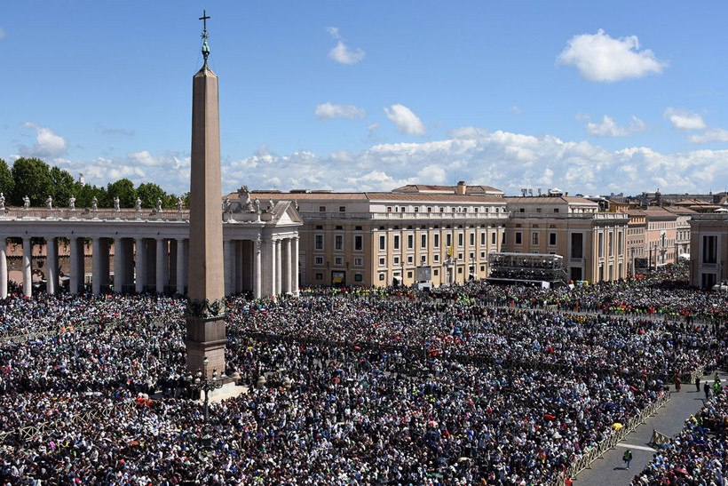 Papa Franciscus'un Vatikan'daki cenaze törenine 250 bin kişi katıldı - Resim : 13
