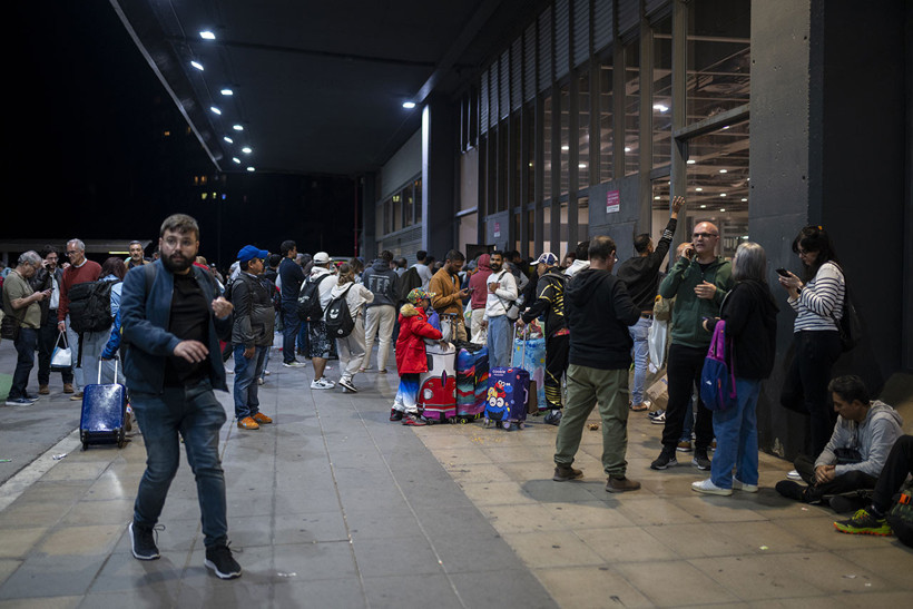 İspanya ve Portekiz'de milyonlarca kişiyi etkileyen geniş çaplı elektrik kesintileri yaşanıyor - Resim : 1