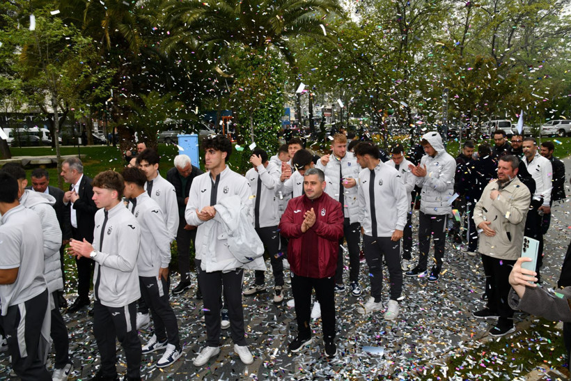 Avrupa ikincisi olan Trabzonspor U19 Takımı'na coşkulu kutlama - Resim : 3