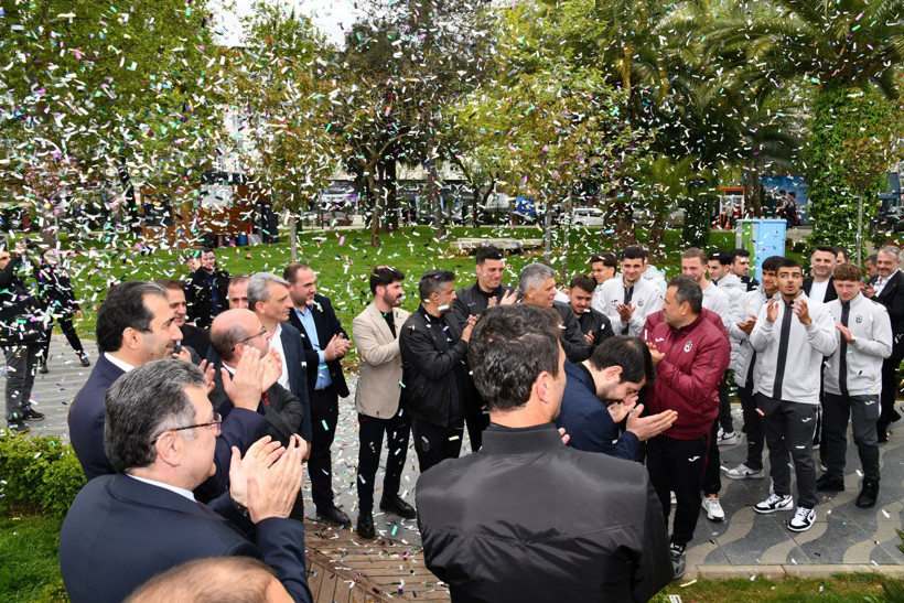 Avrupa ikincisi olan Trabzonspor U19 Takımı'na coşkulu kutlama - Resim : 4