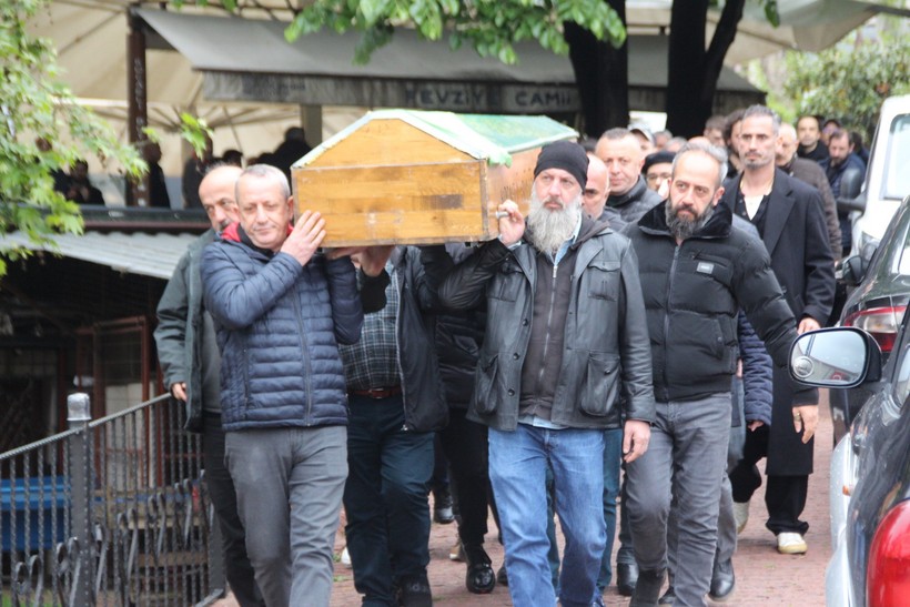Sanatçı Serkan Keskin'in annesi İzmit'te toprağa verildi - Resim : 1