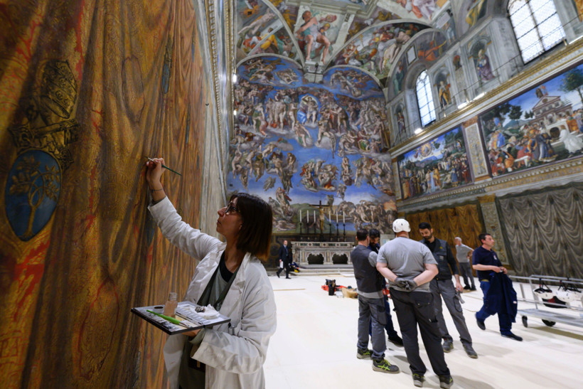 Yeni papanın seçilmesine yönelik süreç başlıyor... Siyah ya da beyaz dumanın yükseleceği baca Sistine Şapeli'ne kuruldu - Resim : 5