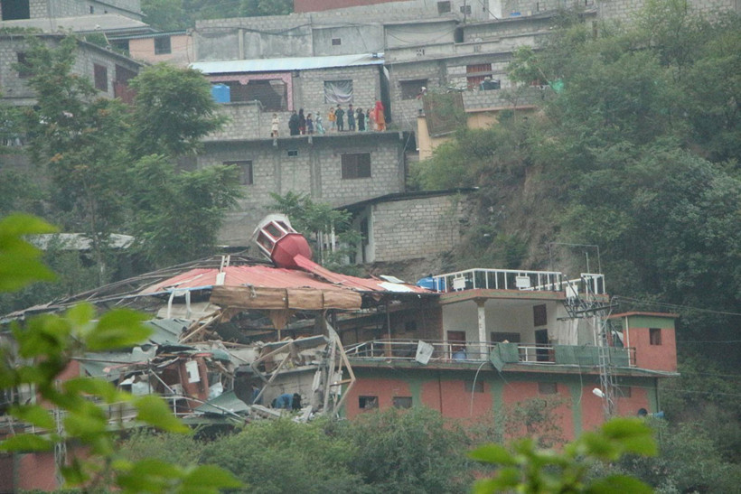 Hindistan, Pakistan ve ona bağlı Azad Keşmir'deki hedeflere füze yağdırdı... Pakistan hükümetinden orduya 'karşılık verme' yetkisi çıktı - Resim : 9