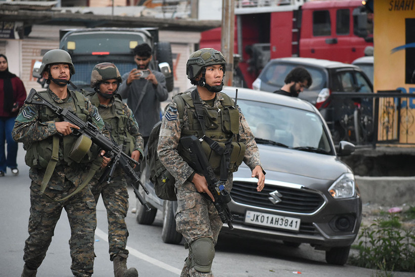 Hindistan, Pakistan ve ona bağlı Azad Keşmir'deki hedeflere füze yağdırdı... Pakistan hükümetinden orduya 'karşılık verme' yetkisi çıktı - Resim : 8
