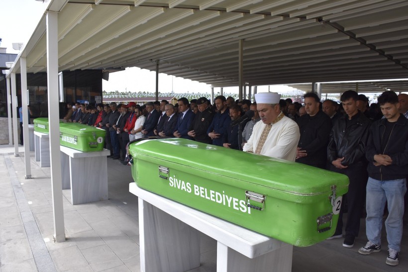 Boğazları kesilerek öldürülen kardeşler gözyaşlarıyla uğurlandı - Resim : 2